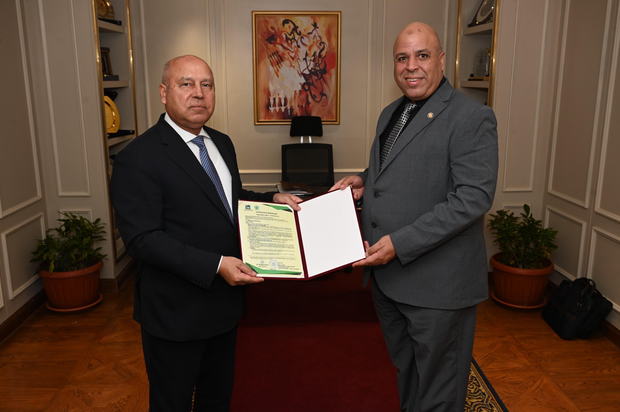 وزارة الصناعة تكرم شركة إيثيدكو لحصد شهادة التحقق للبصمة الكربونية